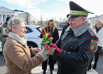 Цветы для солнечных улыбок автоледи. В Витебске стартовала областная акция ГАИ в честь Дня женщин