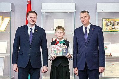 Крутой - школьникам: паспорт - это документ, в котором встречается ваша личная история и корни всей страны