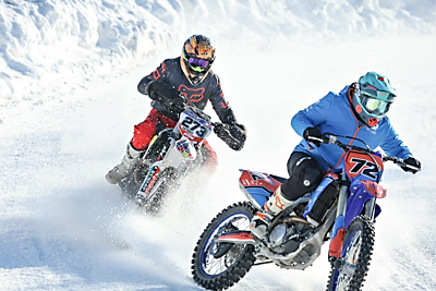 С жаждой адреналина. Белорусские гонщики покорили стихию на соревнованиях по мотоспидвею