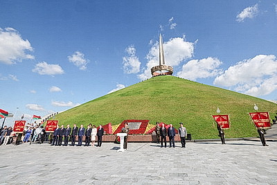 Символ мужества и гордости народа. Торжества по случаю Дня Независимости проходят на Кургане Славы
