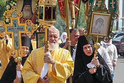 Более 500 человек собрались у памятника Георгию Конисскому в Могилеве на памятный молебен