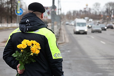 Вместо проверки документов - цветы. Сотрудники ГАИ поздравили могилевских женщин-водителей
