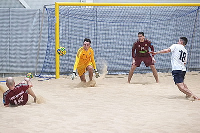 Белорусы снова уступили сборной России по пляжному футболу