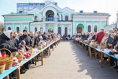 Православные верующие освящают пасхальную трапезу в храмах Беларуси