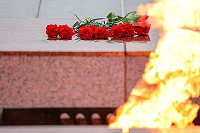 Народное возложение цветов к монументу Победы проходит в Минске
