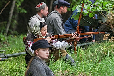 Один день из жизни партизанского отряда воссоздали в урочище Хованщина
