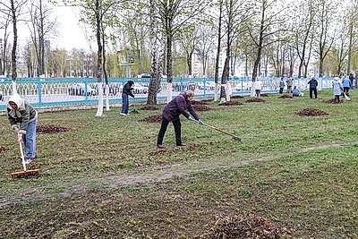 Республиканский субботник: руководство и жители Гомельщины участвовали в ремонте Мозырского роддома