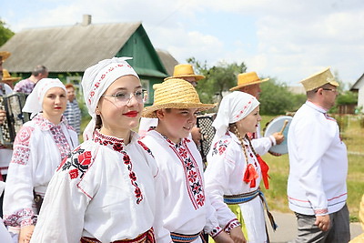 Зеленый наряд, песни и столы с угощениями: в Жабинковском районе провели обряд \"Вождение куста\"