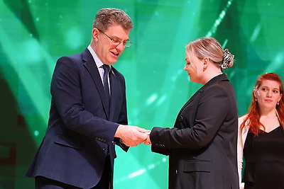 \"Образец для молодежи\". Орден Матери вручили 26 многодетным минчанкам