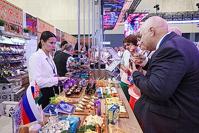 Товары от крупных производителей и ремесленников демонстрируют участникам Форума регионов в Минске