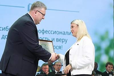 Учителя продолжают принимать поздравления в преддверии профессионального праздника