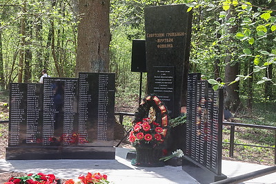Обновленный памятный знак жертвам геноцида в годы ВОВ открыли в Могилевском районе