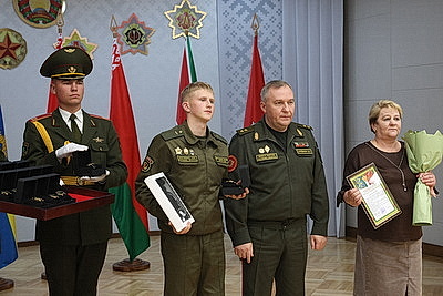 В Минске чествовали лучших военнослужащих срочной службы и их матерей