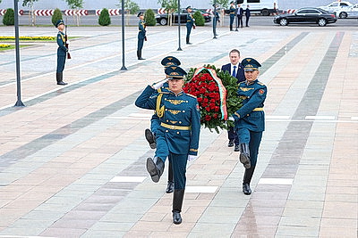 Турчин возложил венок к Вечному огню на Площади Победы в Бишкеке