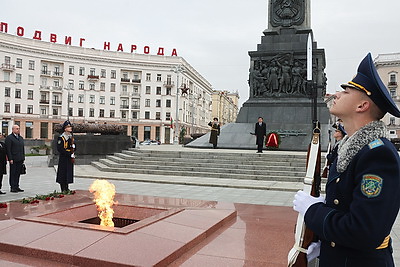 Мьянманская парламентская делегация возложила венок на площади Победы в Минске