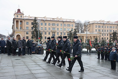 К монументу Победы возложили цветы в День защитников Отечества