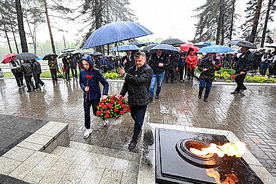 Почтить память погибших. Возложения цветов к братским могилам и мемориалам проходят в канун Дня Победы