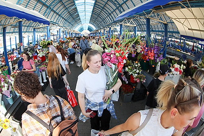 Комаровский рынок распахнул двери в выходной: что продают к 1 сентября и сколько стоят букеты