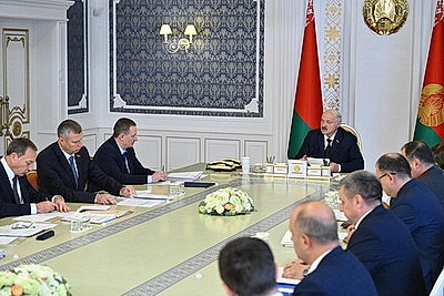 Лукашенко собрал совещание по реализации ключевых инвестпроектов за рубежом