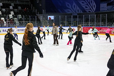 Двукратный серебряный призер Олимпийских игр Евгения Медведева провела мастер-класс для юных спортсменов