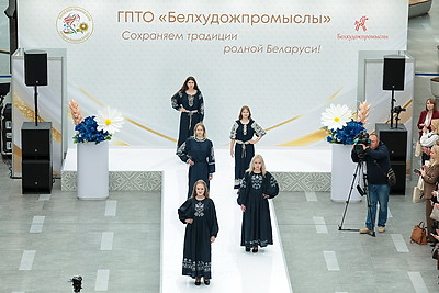 От традиций к современности. Около 300 участниц собрал в Минске форум \"Труд. Созидание. Будущее\"