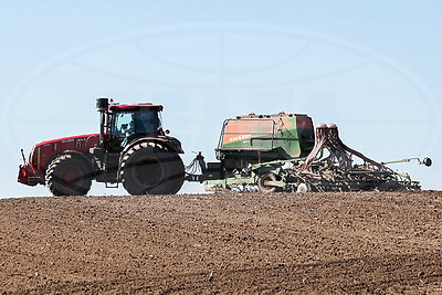 На полях Витебского района идет сев яровых культур