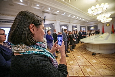 Для научных сотрудников НАН и представителей БГЭУ провели экскурсию во Дворце Независимости