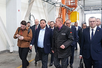 Индонезийская делегация оценила белорусскую технику во время визита на МТЗ и МАЗ