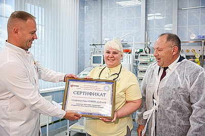 Мобильный аппарат искусственной вентиляции легких передали Гомельскому областному роддому