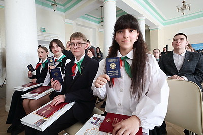 Паспорта лучшим учащимся из Минской области вручили в старейшей гимназии страны