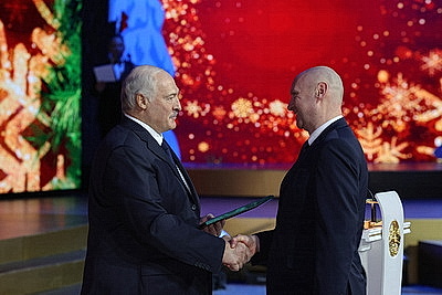 \"Мы все служим Отечеству\". Лукашенко отметил заслуги тех, кто двигает Беларусь вперед конкретными делами