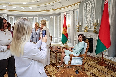\"Как открыты двери дворца, так и власть открыта для людей\". Какие смыслы уловили гостьи Дворца Независимости