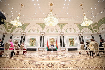 Едины в стремлении сделать страну лучше. Лукашенко в преддверии 8 Марта вручил женщинам госнаграды