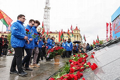 Народное возложение цветов к монументу Победы проходит в Минске