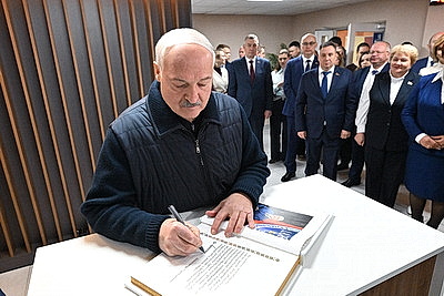 Cельское хозяйство и \"кондитерка\". Лукашенко посетил Наровлянский район