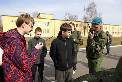 Сделать фото на фоне вертолета и в снаряжении парашютиста. Учащиеся Малоритского района побывали в 38-й бригаде
