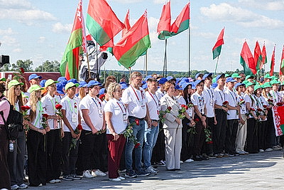 Символ мужества и гордости народа. Торжества по случаю Дня Независимости проходят на Кургане Славы