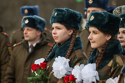 К монументу Победы возложили цветы в День защитников Отечества