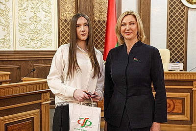 \"Гордимся тем, что нам выпала такая честь\". В Верховном Суде столичным школьникам вручили первые паспорта