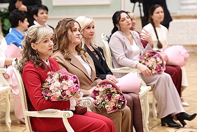 Едины в стремлении сделать страну лучше. Лукашенко в преддверии 8 Марта вручил женщинам госнаграды