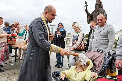 Православные верующие отмечают Яблочный Спас