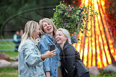 Народная музыка, танцы и плетение венков. Купалье встретили в Минске