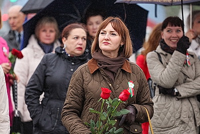 Народное возложение цветов к монументу Победы проходит в Минске