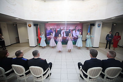 \"Важный день, который останется в памяти\". Столичным школьникам вручили паспорта в Минской ратуше