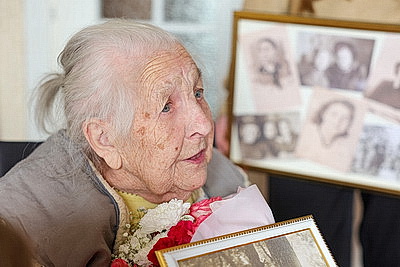 \"Цените мир и оставайтесь человечными\". 101-летняя ветеран труда из Гомеля напутствовала молодежь