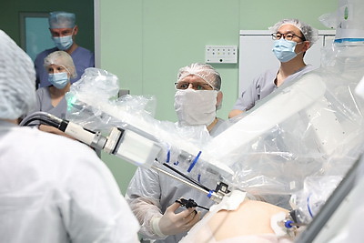 Роботический комплекс для операций запустили в МНПЦ хирургии, трансплантологии и гематологии