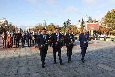 Участники Контртеррористического форума возложили цветы к монументу Победы в Минске
