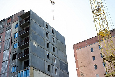 Строители завершают монтаж панелей в пострадавшей при вспышке газа десятиэтажке в Гомеле