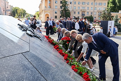 \"Дань памяти героям прошлого\". Народное возложение проходит в Минске