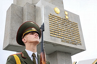 Участники автопробега \"Дороги славы - наша история\" почтили память героев ВОВ в Минске